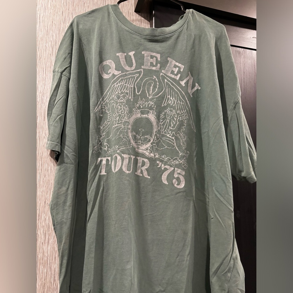 American eagle band Tshirt Queen